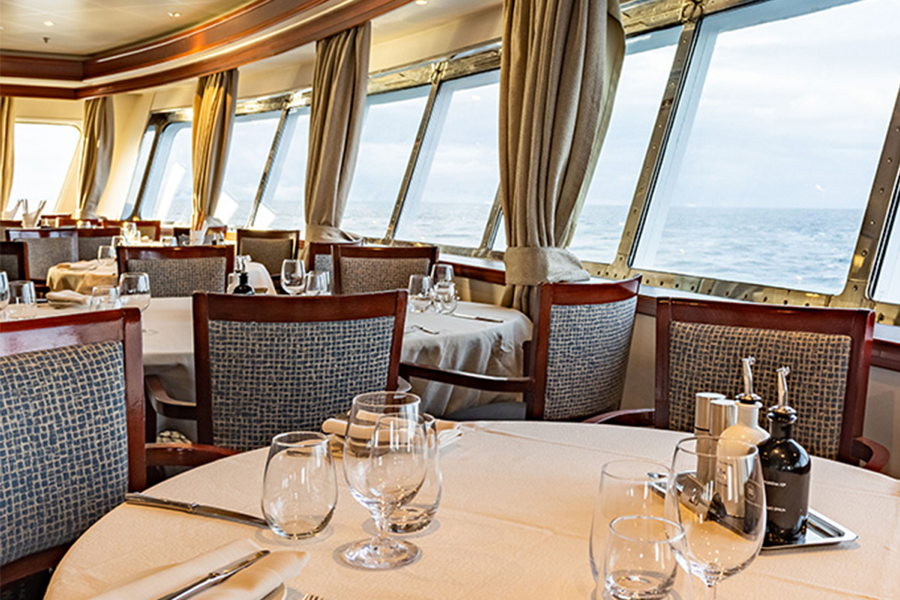 MV Discoverer - Restaurant