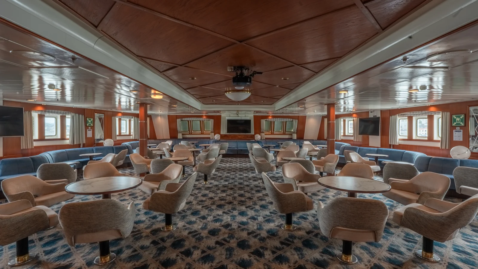 G Expedition - Onboard public area 3